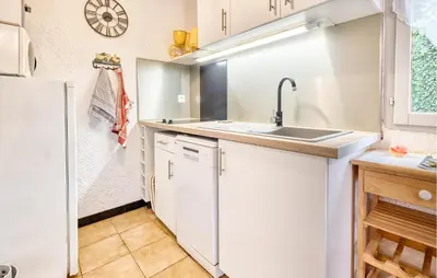 Cuisine ou kitchenette dans l'établissement Charmante Maison À La Campagne