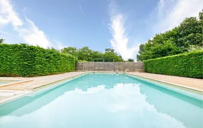 Piscine de l'établissement Charmante Maison À La Campagne ou située à proximité