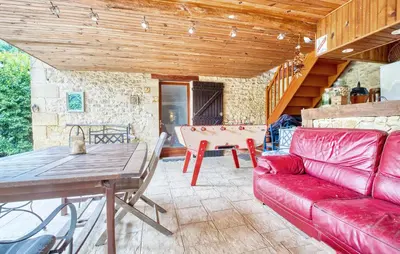 Coin salon dans l'établissement Nice Home In Proissans