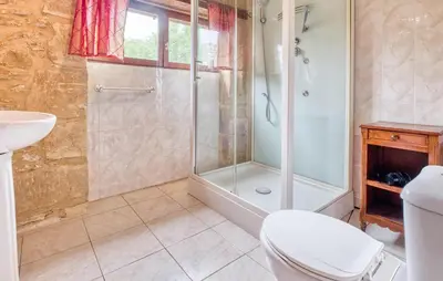 Salle de bains dans l'établissement Nice Home In Proissans