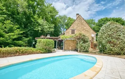 Piscine de l'établissement Charmante Maison Avec Piscine ou située à proximité