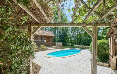 Piscine de l'établissement Charmante Maison Avec Piscine ou située à proximité