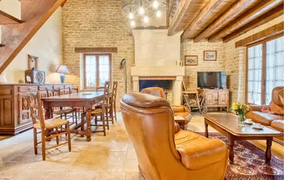 Télévision ou salle de divertissement dans l'établissement Charmante Maison Avec Piscine