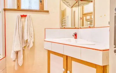 Salle de bains dans l'établissement Charmante Maison Avec Piscine
