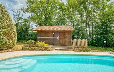 Piscine de l'établissement Charmante Maison Avec Piscine ou située à proximité