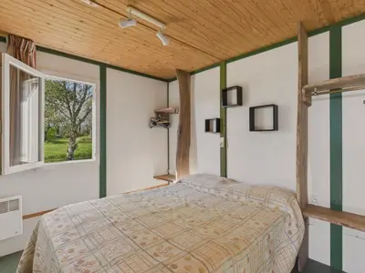 Un ou plusieurs lits dans un hébergement de l'établissement Gite La Brousse - piscine - pour 5 avec jardin