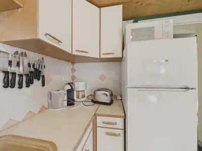 Cuisine ou kitchenette dans l'établissement Gite La Brousse - piscine - pour 5 avec jardin