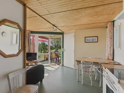 Télévision ou salle de divertissement dans l'établissement Gite La Brousse - piscine - pour 5 avec jardin