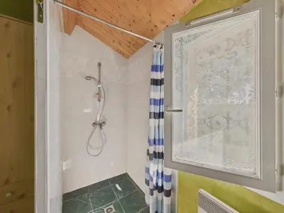 Salle de bains dans l'établissement Gite La Brousse - piscine - pour 5 avec jardin