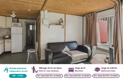 Coin salon dans l'établissement Gite La Brousse - piscine - pour 5 avec jardin