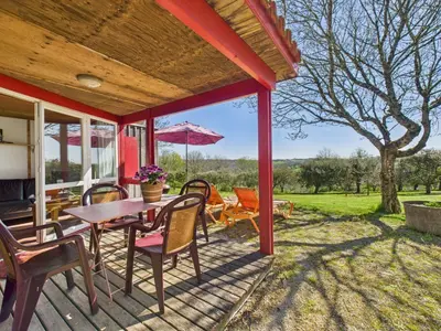 Jardin de l'établissement Chalet La Brousse pour 5 personne avec piscine