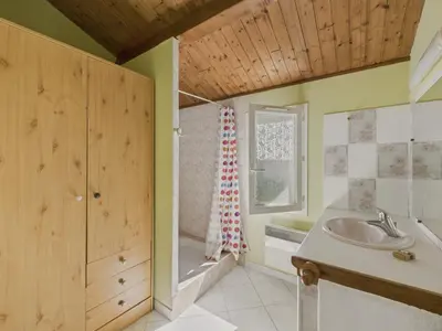 Salle de bains dans l'établissement Chalet La Brousse pour 5 personne avec piscine