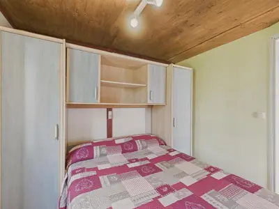 Un ou plusieurs lits dans un hébergement de l'établissement Chalet La Brousse pour 5 personne avec piscine