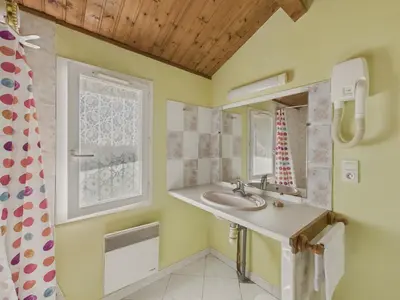 Salle de bains dans l'établissement Chalet La Brousse pour 5 personne avec piscine