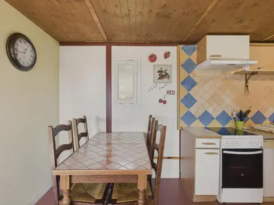 Cuisine ou kitchenette dans l'établissement Chalet La Brousse pour 5 personne avec piscine