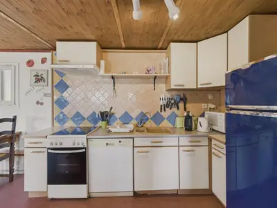 Cuisine ou kitchenette dans l'établissement Chalet La Brousse pour 5 personne avec piscine