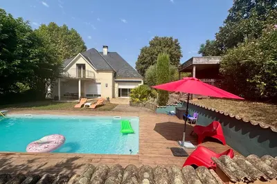 Piscine de l'établissement Villa Bardon - Design - Centre-ville - Piscine ou située à proximité