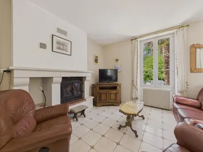 Télévision ou salle de divertissement dans l'établissement Face a la Vézère - Maison pour 6 - Terrasse