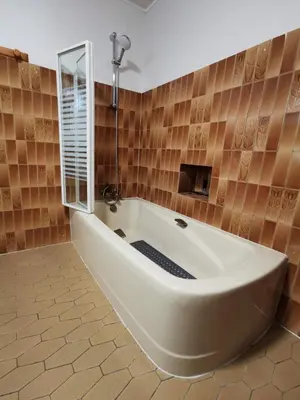 Salle de bains dans l'établissement Familial House Dellac-Mathieu in mountain village Cantal
