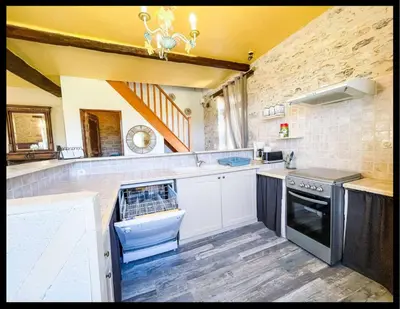 Cuisine ou kitchenette dans l'établissement Gite 06-Les Glycines avec piscine & jacuzzi-5 pers