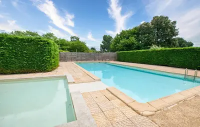 Piscine de l'établissement Charmante Maison À La Campagne ou située à proximité