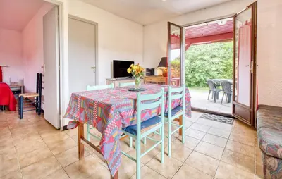 Télévision ou salle de divertissement dans l'établissement Charmante Maison À La Campagne