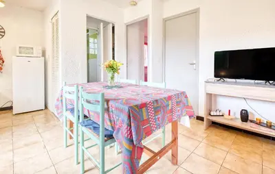 Télévision ou salle de divertissement dans l'établissement Charmante Maison À La Campagne