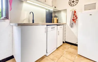 Cuisine ou kitchenette dans l'établissement Charmante Maison À La Campagne