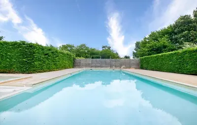 Piscine de l'établissement Charmante Maison À La Campagne ou située à proximité