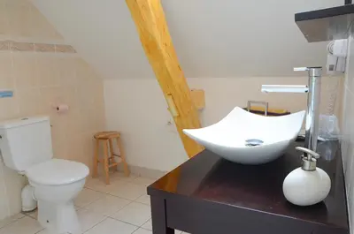 Salle de bains dans l'établissement Chambre d'hôtes au Domaine de la Moretie