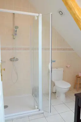 Salle de bains dans l'établissement Chambre d'hôtes au Domaine de la Moretie