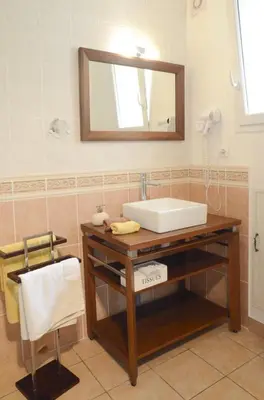 Salle de bains dans l'établissement Chambre d'hôtes au Domaine de la Moretie