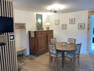 Télévision ou salle de divertissement dans l'établissement Maison de charme 4 personnes