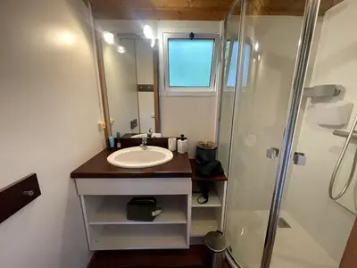 Salle de bains dans l'établissement Chalet Cosy 7 pers Nature avec Piscine
