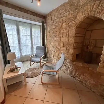 Petite maison au pied du château