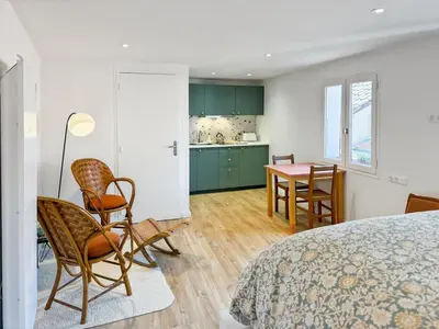 Cuisine ou kitchenette dans l'établissement Charmant Studio au Cœur d'Aurillac La belle Verte