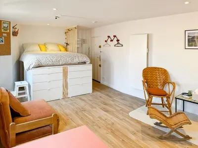 Un ou plusieurs lits dans un hébergement de l'établissement Charmant Studio au Cœur d'Aurillac La belle Verte