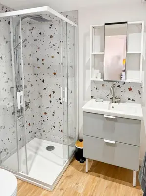 Salle de bains dans l'établissement Charmant Studio au Cœur d'Aurillac La belle Verte