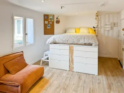 Un ou plusieurs lits dans un hébergement de l'établissement Charmant Studio au Cœur d'Aurillac La belle Verte