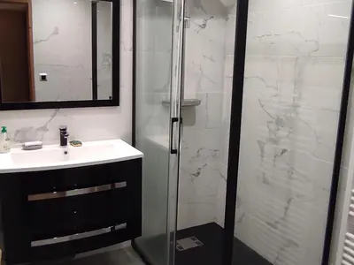 Salle de bains dans l'établissement Chalet montagnard confortable à Super Besse avec grand terrain et parking privé - FR-1-814-139