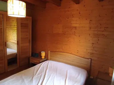 Un ou plusieurs lits dans un hébergement de l'établissement Chalet montagnard confortable à Super Besse avec grand terrain et parking privé - FR-1-814-139