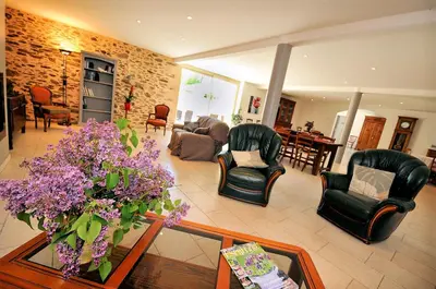 Coin salon dans l'établissement Le Logis du Marronnier