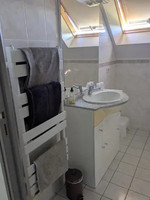 Salle de bains dans l'établissement Le Logis du Marronnier