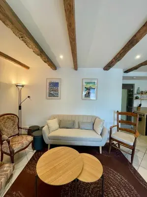 Coin salon dans l'établissement Maison de caractère rénovée avec terrain de pétanque