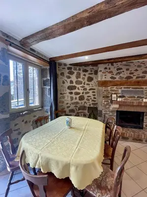 Coin salon dans l'établissement Maison de caractère rénovée avec terrain de pétanque