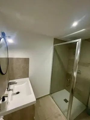 Salle de bains dans l'établissement Maison de caractère rénovée avec terrain de pétanque
