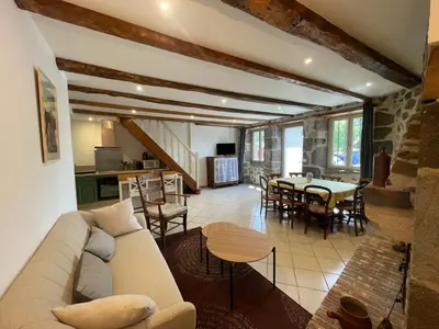 Coin salon dans l'établissement Maison de caractère rénovée avec terrain de pétanque