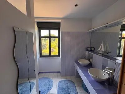 Salle de bains dans l'établissement Maison en Pierre - piscine - jacuzzi