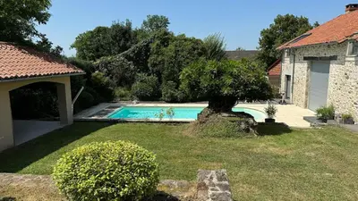 Piscine de l'établissement Maison en Pierre - piscine - jacuzzi ou située à proximité