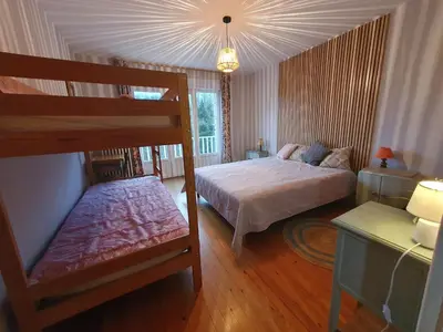 Un ou plusieurs lits dans un hébergement de l'établissement Agréable maison avec vue panoramique